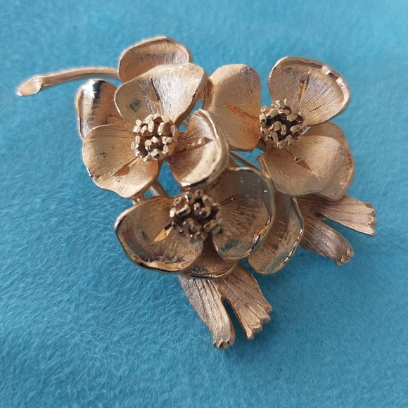 Corocraft Dogwood Vintage Brooch, Goldtone - Picture 5 of 9
